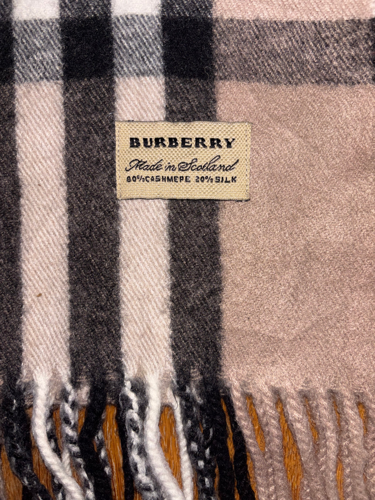 Originaletikett im Burberry Schal Nr. 9