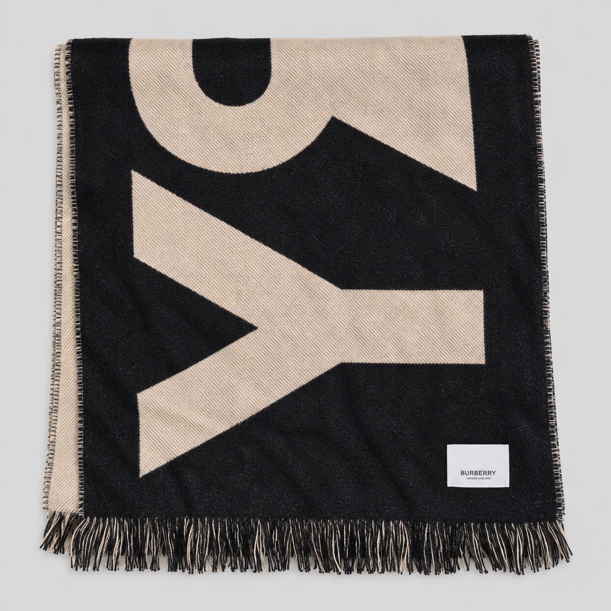 Burberry Schal Nr. 10 in Schwarz-Beige mit Schriftzug, zusammengelegt