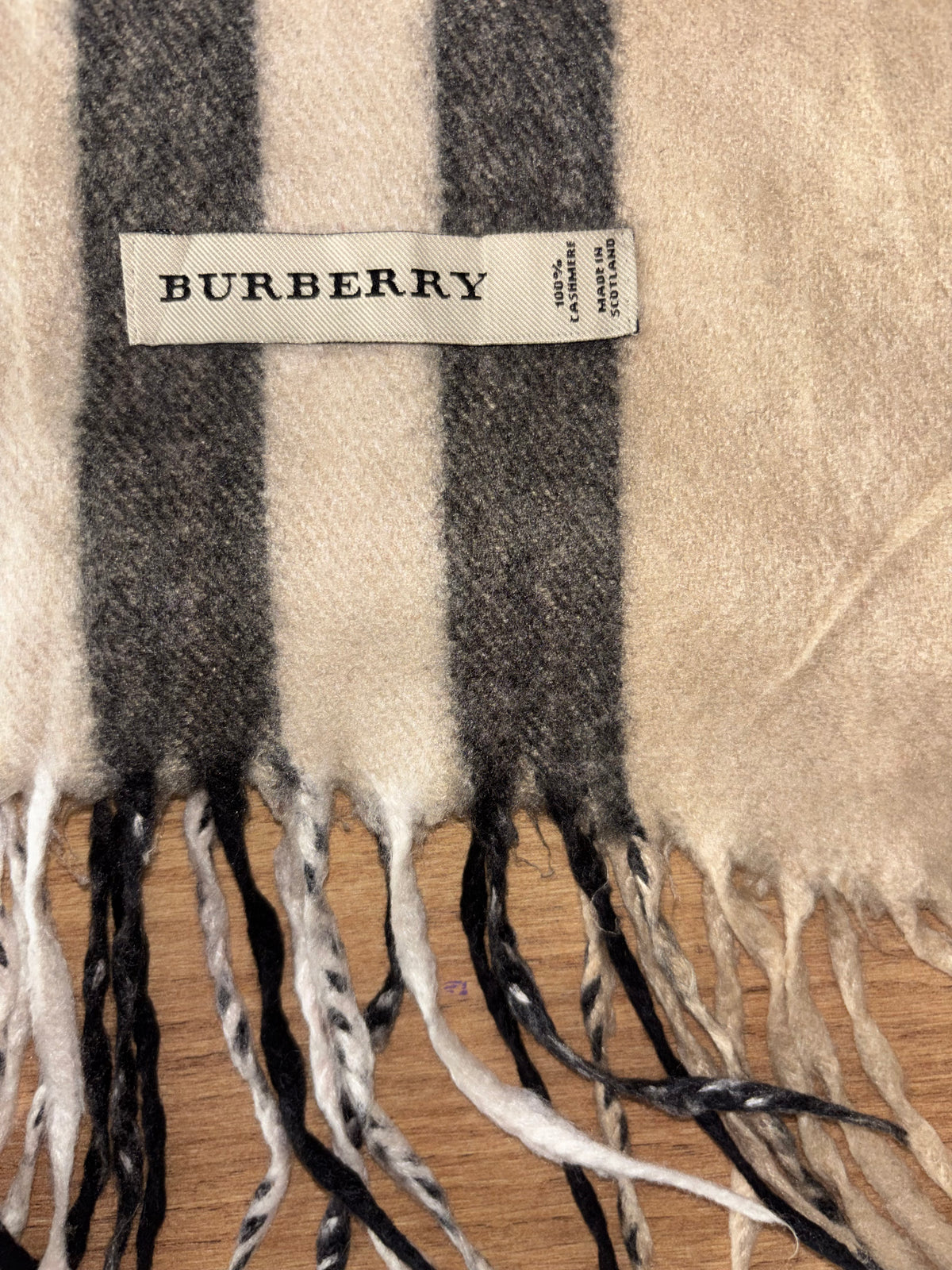 Originaletikett im Burberry Schal Nr. 12