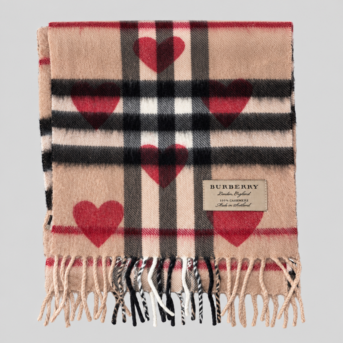 Burberry Schal Nr. 19 in Kamelbraun Karo mit Herzen aus Kaschmir, zusammengelegt