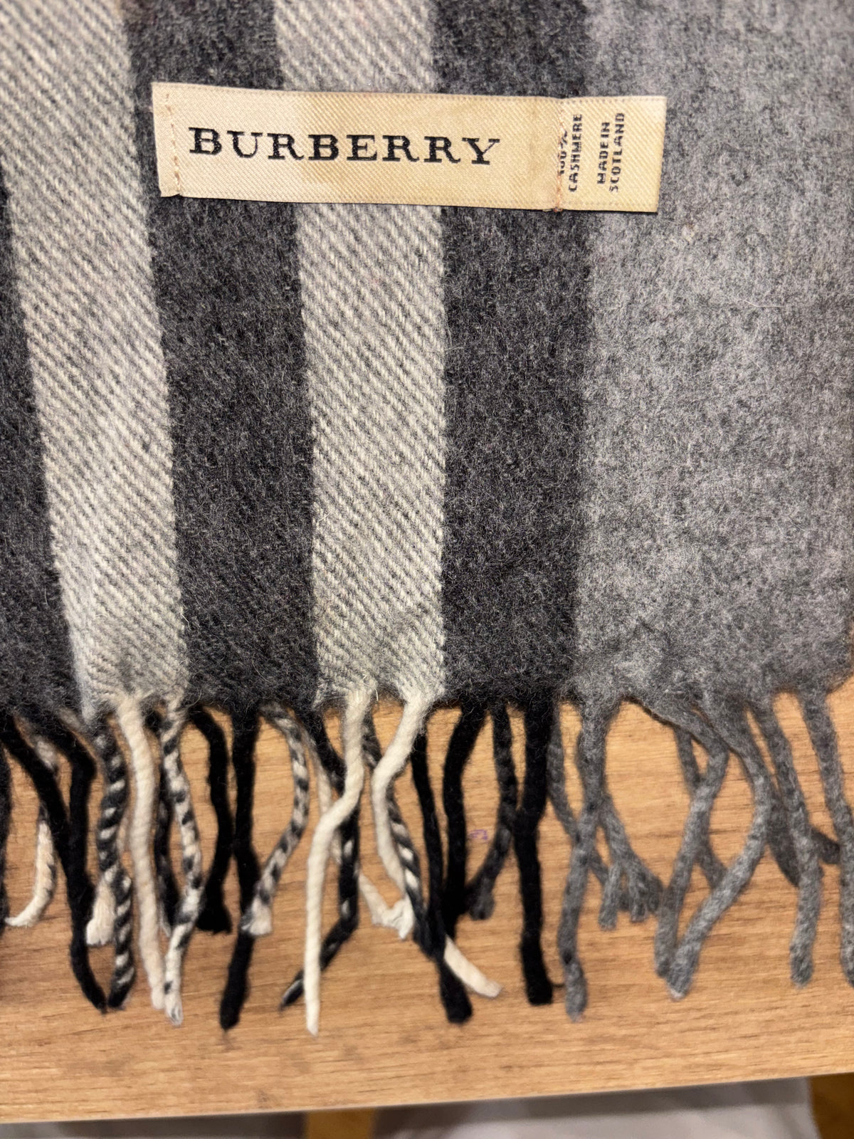 Originaletikett im Burberry Schal Nr. 23