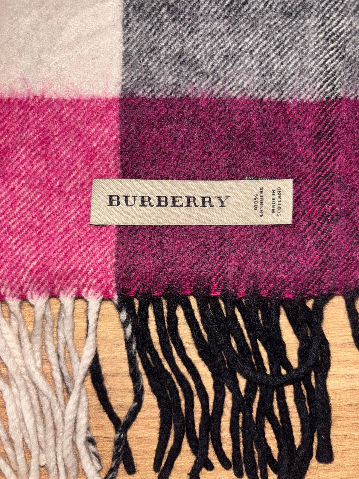 Originaletikett im Burberry Schal Nr. 25