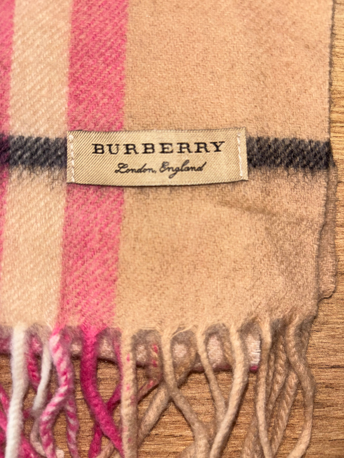Originaletikett im Burberry Schal Nr. 27
